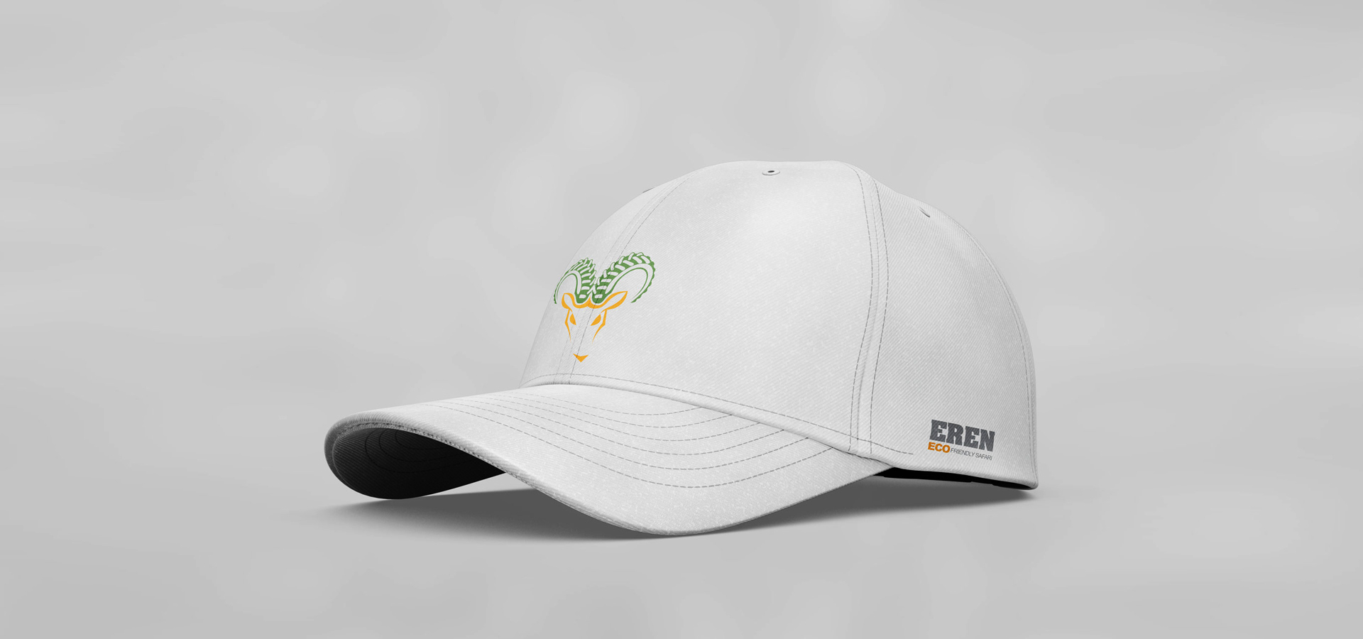 یک کلاه سفید با طراحی لوگوی آفرود ما برای ارن